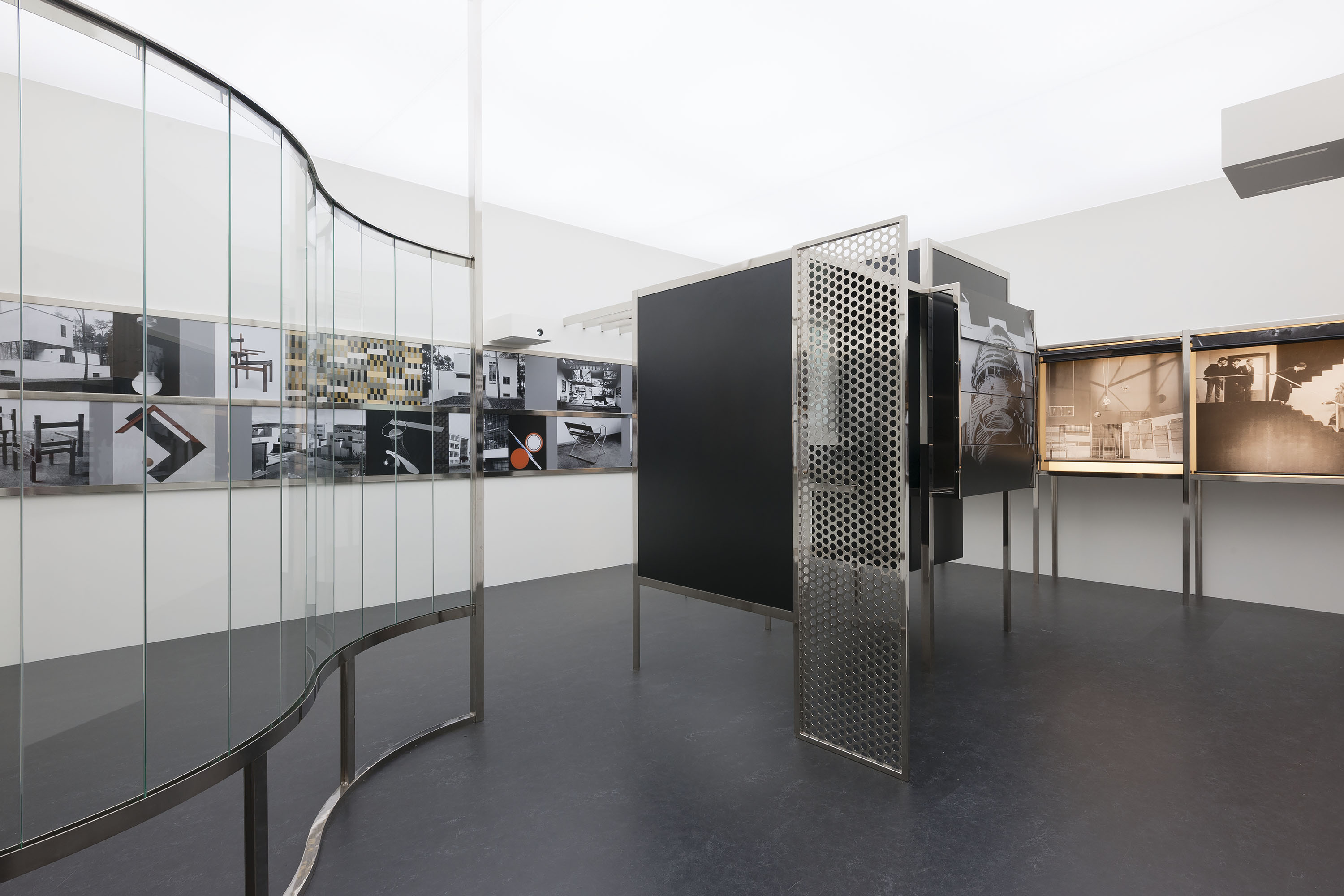László Moholy-Nagy. “Room of the Present,” constructed 2009 from plans and other documentation dated 1930. Van Abbemuseum, Eindhoven, 2953. © 2016 Hattula Moholy-Nagy/VG Bild-Kunst, Bonn/Artists Rights Society (ARS), New York. Image courtesy the Art Institute of Chicago.