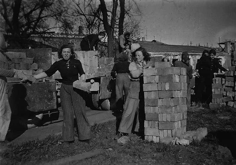 Jewish women from the transport at forced labor in the Tallinn port. Image courtesy of the author.