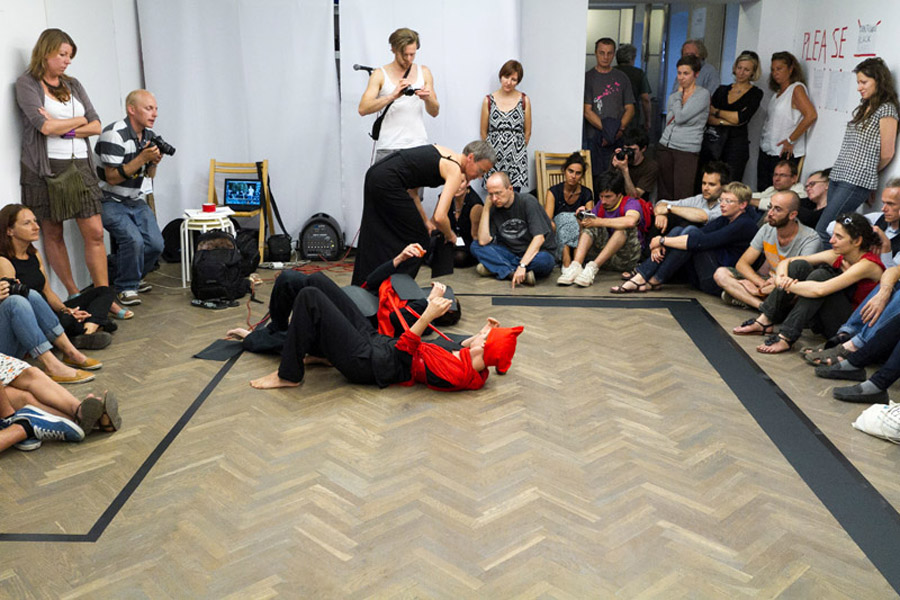 TanzLaboratorium, LOVE-scape. Performance, 2011. Photo by Maciej Zaniewski. Image courtesy of Galeria Arsenal.