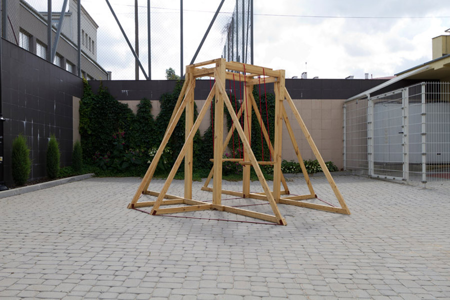 Veaceslav Druta, Swing for two persons. Installation in city space, 2011. Photo by Maciej Zaniewski. Image courtesy of Galeria Arsenal.
