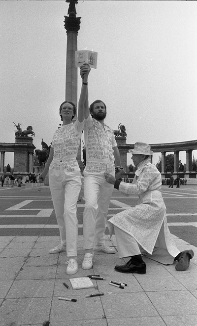 György Galántai, “Homage to Vera Mukhina,” a performance with G. A. Cavellini and Júlia Klaniczay, Heroes Square, Budapest, 1980. Photo by György Heged?s. Image courtesy of Artpool Art Research Center.