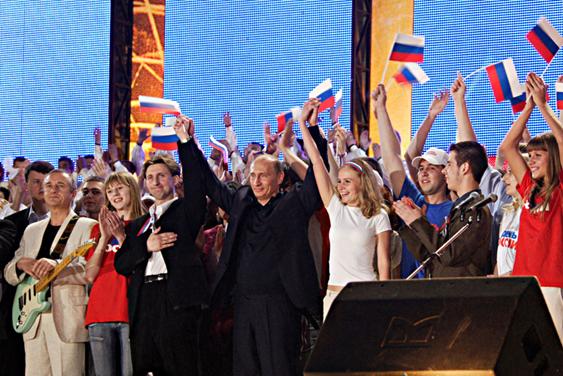Vladimir Putin with the members of Idushchie Vmeste. (Source: http://www.idushie.ru) 