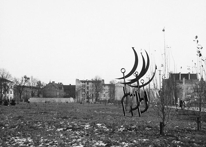 Elzbieta Tejchman, "Untitled (Stanis?aw Sikora’s ‘spatial form’)," 1965, black-and-white photograph. Courtesy of Elzbieta Tejchman.