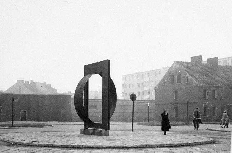 Elzbieta Tejchman, "Untitled (Zbigniew Gostomski’s ‘spatial form’)," 1965, black-and-white photograph. Courtesy of Elzbieta Tejchman.