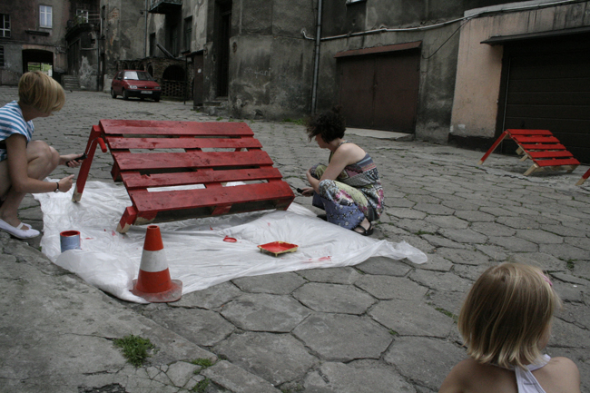 “Manuals for Public Space” workshop participants building the benches for the Przemsza River, Bedzin, Poland, 2013. Image courtesy of the artist.