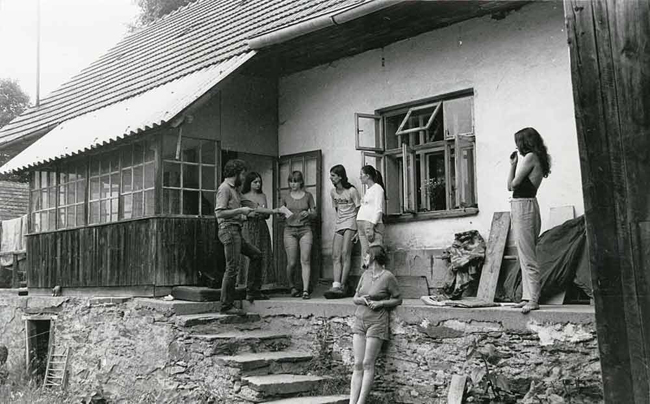 Czech dissidents gathering somewhere in Bohemia, 1982. Photo by Jef Helmer, former dissident and President of the Foundation Information on Charta ’77, founded in 1980. Image courtesy of the International Institute of Social History.