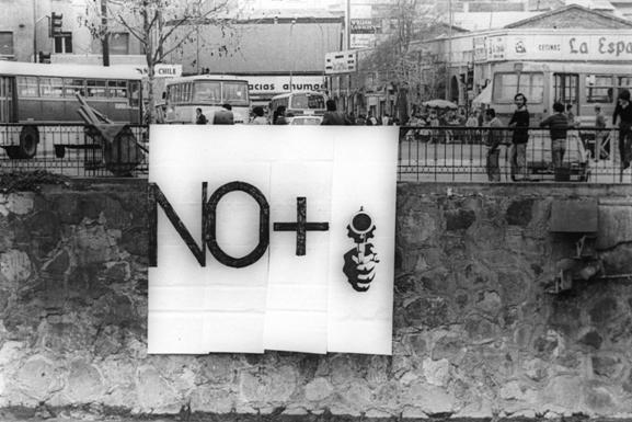 CADA – Colectivo de Acciones de Arte, ‘NO+, (No mas)’, 1983 CADA Archiv. Image courtesy of Lotty Rosenfeld.