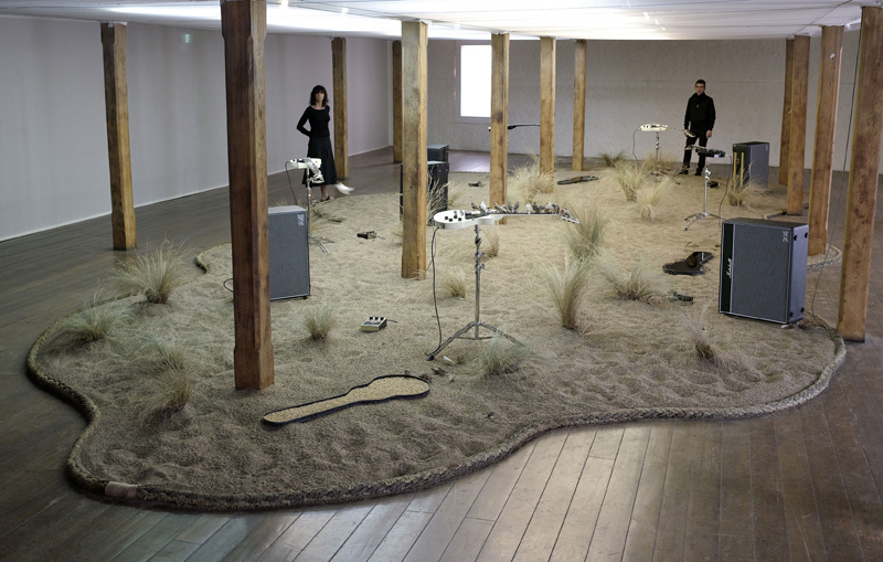 Céleste Boursier-Mougenot, ‘from here to ear- version .8’, 2009, 5 guitars Gibson Les Paul, amplifiers, pedal effects, 30 birds, sand, wood, seeds, graminaceae, guitar cases, water. Photo by Roman Suslov. (Courtesy of Moscow Biennale Art Foundation).