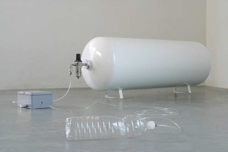 Arcangelo Sassolino, 'Macroscopico e domestico...' 2008. Tank 140 × 45 × 40 cm, Control box 20 × 18 × 10 cm, Bottle 36 × 9 × 9 cm, Plastic tubing 250 cm. Image courtesy of Didier Barosso.