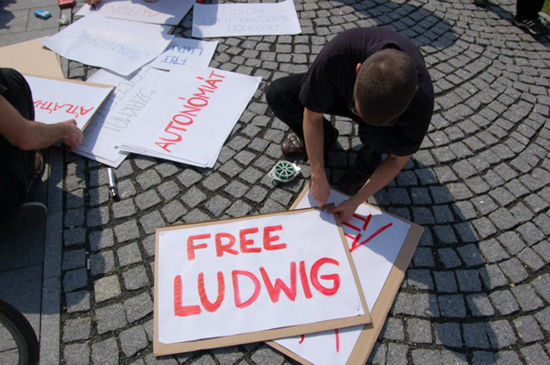 Making protest signs. Photo by Laszlo Dombovari. Image courtesy of Edit András.