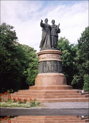 Monument to quasi-unification of Russia and Ukraine in 1654 (inthe town of Pereyaslav-Khmelnytsky).