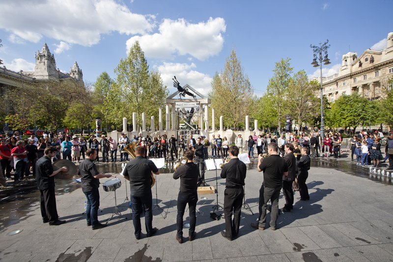 View of orchestra and the visitors of “Universal Anthem” by Société Réaliste, Freedom Square. Photo by Aknay Csaba. Image courtesy of OFF-Biennále, Budapest.