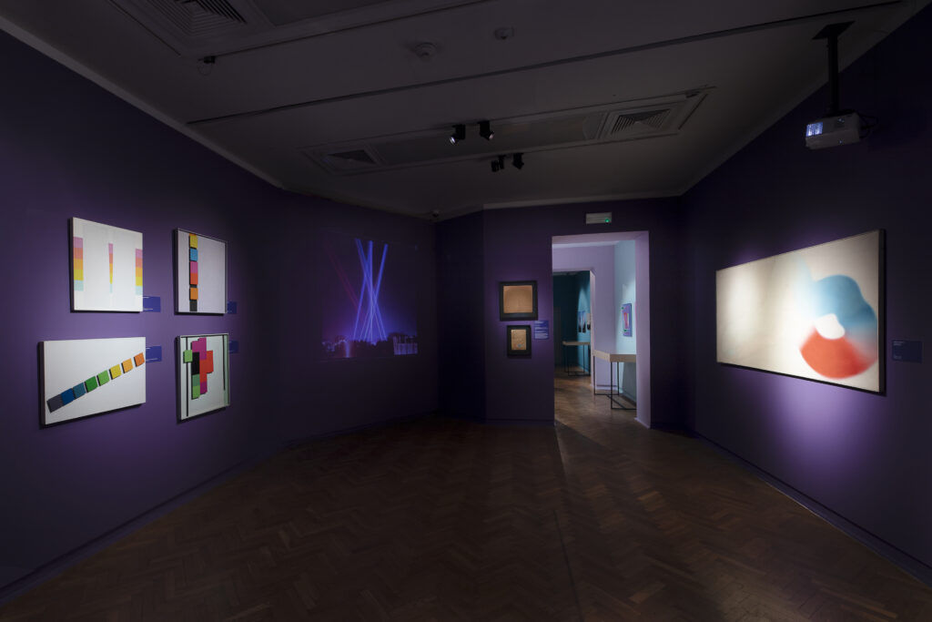 A room within the Henryk Stażewski exhibition displaying abstract geometric works.